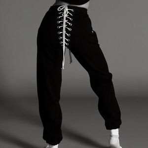 Samaria Leah Nicki Sweats in Charcoal size Small